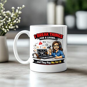 Könnte beinhalten: Eine weiße Keramik-Tasse mit schwarzem Henkel und dem Text "But First, Coffee" in handschriftlichem Stil. Die Tasse steht auf einer weißen Oberfläche. Die Tasse ist etwa 10 cm hoch.