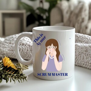 Tazza Scrum Master spaventato con nome, post-it e frasi spiritose, regalo di addio per uno Scrum Master sopraffatto, tazza Agile Office