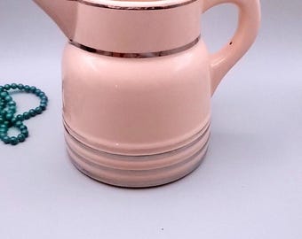 Pichet Longwy faïence émaillée rose et filets argentés France, milieu XXᵉ