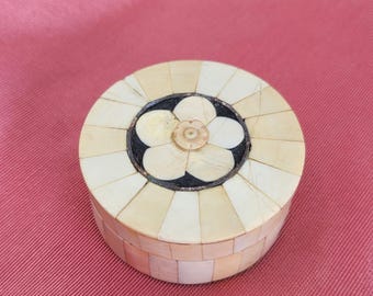 Kleine runde Holzbox mit Blumenmuster