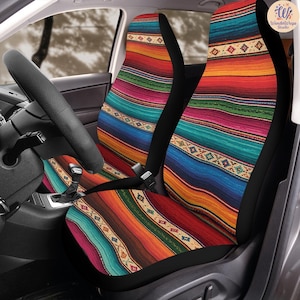 Peut inclure: Housses de siège de voiture avec un motif rayé vibrant dans les tons de rouge, orange, jaune, vert, bleu et violet. Le motif comprend une bordure géométrique. Les housses sont installées dans une voiture, avec le volant et le tableau de bord visibles.