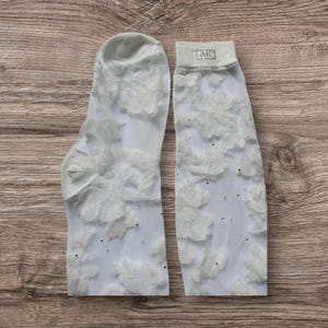 Semi transparente Spitzensocken mit Kristall-Detail - Elegante Kniestrümpfe für Frauen.