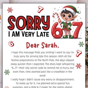 Könnte beinhalten: Eine festliche Grußkarte mit dem Text "SORRY I AM VERY LATE" in Rot. Eine Elfenillustration mit einer Zuckerstange steht neben den Zahlen 6 und 7. Die Karte ist an "Dear Sarah" adressiert.