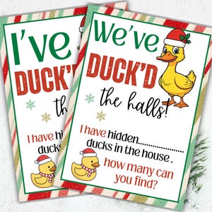 Puede incluir: Dos tarjetas navideñas con un borde a rayas verdes y rojas. Las tarjetas presentan el texto "I've DUCK'D the halls" y "We've DUCK'D the halls!" con un pato de dibujos animados con un gorro de Papá Noel. Las tarjetas también incluyen el texto "He escondido patos en la casa."