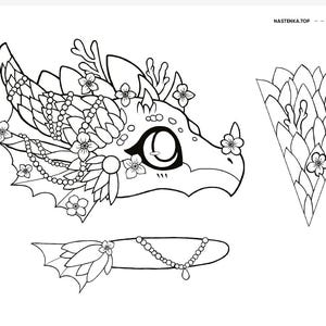 Może przedstawiać: Czarno-biała ilustracja głowy smoka, elementu dekoracyjnego i stylizowanego wzoru kwiatowego. Głowa smoka jest ozdobiona kwiatami i naszyjnikiem z pereł. Widoczny jest tekst "NASTENKA.TOP".