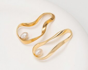 1PC - Abstract Pearl Charm • Wavy Frame Pendant • Freshwater Pearl Finding • Real 14K Gold Plated  [P0929-PG]