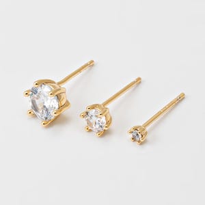 2 piezas - Pendientes de botón redondos de circonita cúbica de 2 mm, 4 mm y 6 mm, mini pendientes de botón redondos, en plata de ley 925, chapados en oro auténtico de 14 quilates [E0295-PG]