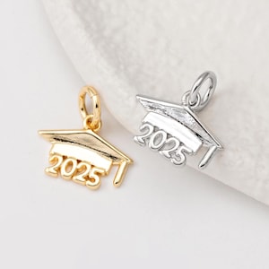 2 piezas: colgante del año de graduación 2025, delicado dije con el número 2025, fabricación de joyas minimalistas, chapado en oro y rodio de 14 quilates [P2093]