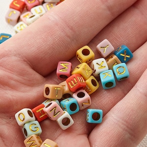 100 cuentas de 6 mm con letras del alfabeto, colores arcoíris, multicolor, con nombre ABC, letras A-Z, cuadradas, mezcladas al azar [CB0118]