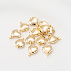 2 ST - Puffy Heart-koppling, mässingsberlock med dubbel ögla för smyckestillverkning, äkta satin 14K guldpläterad [C0197-SPG]