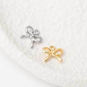 4 ST - Mini Rosett-hänge, Mässingshänge med Band, Minimalistiskt Knuthalsband för Smyckestillverkning, Äkta 14K Guld och Rodiumplätering [P2142]