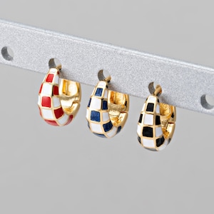 2PCS - Checkered Huggie Hoop Earrings, Plaid Racing Pattern Hoops for Minimalist Jewelry, Real 14K Gold Plated [E0704-PG]