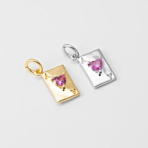 1 pezzo - Ciondolo a forma di cuore rosa con semi di carte da gioco, mini ciondolo smaltato a forma di cuore, creazione di gioielli con carte, placcato in vero oro 14 carati e rodio [P2204]
