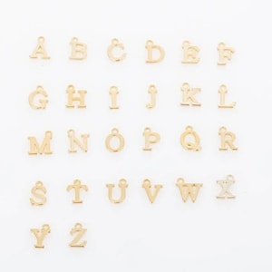 4 piezas - Dije del alfabeto A-Z, inicial, letra, colgante de latón, chapado en oro auténtico de 14 quilates [P0363-PG]