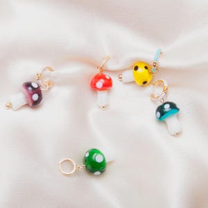 4 STÜCK - Handgefertigte Pilz Perlen, bunte Glasperlen Kollektion, einzigartige Perlenzubehör für DIY Projekte [P1290]