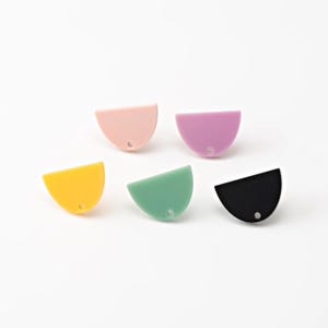 Puede incluir: Cinco pendientes semicirculares en tonos pastel: rosa, morado, amarillo, verde y negro. Cada pendiente tiene un pequeño agujero cerca del borde plano. Están sobre un fondo blanco.