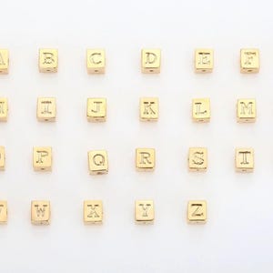 1 pieza - Cubo con alfabeto de la A a la Z, inicial cúbica, letra, cuentas de latón, joyería con inicial, chapado en oro pulido de 14 quilates [B0062-PG]