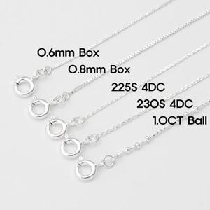 Può includere: Primo piano di quattro collane d'argento con diversi stili di catena: 0,6 mm Box, 0,8 mm Box, 225S 4DC e 1,0CT Ball. Ogni collana ha una chiusura. Il testo sull'immagine indica il tipo di catena.
