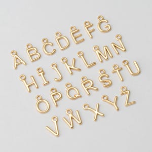 4 piezas - Dijes de iniciales de oro, colgante de latón con el alfabeto de la A a la Z, dije colgante con letra personalizada, chapado en oro auténtico de 14 quilates [P1115 01-PG]
