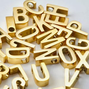4 cuentas de acero inoxidable con iniciales del alfabeto (A-Z), 4 x 8 mm, para pulseras y collares, chapadas en oro de 14 quilates [CB0110-PG]