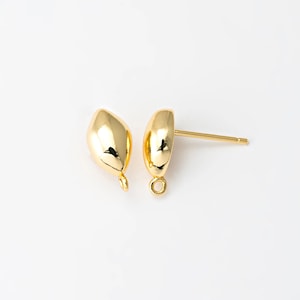 Op de afbeelding: Twee goudkleurige oorstekers. Eén oorbel heeft een druppelvorm met een kleine lus aan de onderkant. De andere oorbel is een halve cirkel met een pin voor piercing en een kleine lus aan de onderkant. Beide hebben een glanzend, reflecterend oppervlak.