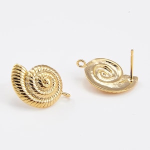 Könnte beinhalten: Zwei goldfarbene Ohrstecker in Schneckenform. Die Ohrringe haben ein Spiraldesign und einen Stift zum Durchstechen. Die Ohrringe befinden sich auf weißem Hintergrund. Die Ohrringe sind aus Metall.