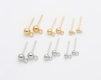 Op de afbeelding: Een set van tien oorbel bevindingen met een kleine bal aan het einde en een lus om sieraden aan te bevestigen. Vijf zijn goudkleurig en vijf zijn zilverkleurig.