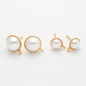 Puede incluir: Cuatro pares de pendientes de perlas. Los pendientes tienen un engaste festoneado de color dorado. Las perlas son blancas y redondas. Los pendientes están dispuestos en dos tamaños, con dos pares de cada tamaño.