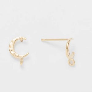 Puede incluir: Un par de hallazgos de pendientes de media luna de oro. Los hallazgos tienen una superficie texturizada y un pequeño bucle en la parte inferior para sujetar un amuleto o una cuenta.