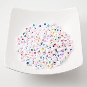 100 Stück - 7 mm opake Acrylperlen, Regenbogenfarbe, flache runde Acrylperlen weiß, schöne bunte Srar für Buchstabenperlen [CB0066]
