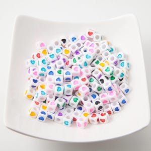 100 Stück - 7 mm Regenbogen Würfel Herz Perlen, Acryl Herz gemustert, Würfel Spacer Perlen, schöne bunte Herzen für Buchstabenperlen [CB0063]