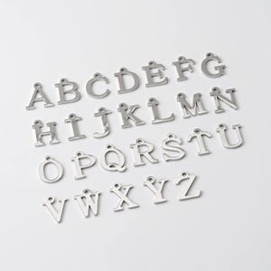 4 piezas - Colgante de letras del alfabeto con inicial de acero inoxidable de la A a la Z, colgante de letras del alfabeto, fabricación de joyas personalizadas, chapado en rodio [CB0252-PR]