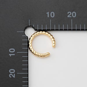 2 STÜCKE - 13 mm gedrehte Ohrmanschette, zierliche Ohrmanschette, Hoop Ohrmanschette, Muschel Ohrmanschette, vergoldete Ohrmanschetten, echt 14K vergoldet [E0647-PG]