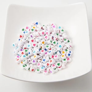 100 Stück - 7 mm undurchsichtige Acryl Herz Perlen, Regenbogen Farbe, flache runde Acryl weiße Perle, schöne bunte Herzen für Buchstabenperlen [CB0062]