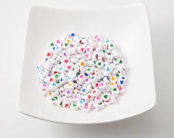 100 pezzi - Perline a forma di cuore in acrilico opaco da 7 mm, colore arcobaleno, perline piatte rotonde in acrilico bianco, bellissimi cuori colorati per perline con lettere [CB0062]