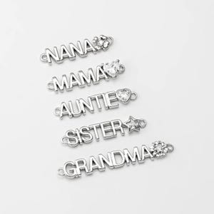 1 pieza - Conector de barra con letras para abuela, tía, hermana, abuela, regalo de cumpleaños, chapado en rodio [C0556-PR]