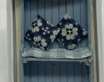 Dolls House Miniatures - Hand Painted Pretty 1/48th (1/4inch) quarter-scale Settle Seat
