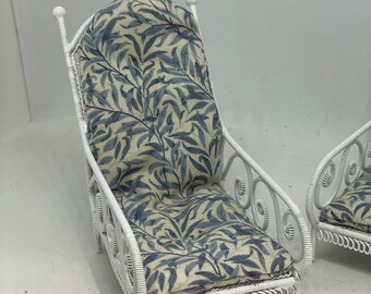 Dolls House Miniatures - 1/12th White Wire Lounger - Lt/blue Willow