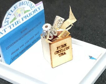 Dolls House Miniatures - Hand Painted Pretty (1/48th,1/4inch, quarter scale) attic box -