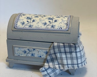 Dolls House Miniatures - 1/12th Blanket Box