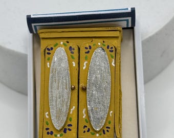 Dolls House 1/48th / 1:48 /Quarter Scale - wardrobe