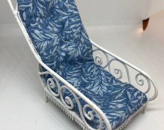 Dolls House Miniatures - 1/12th White Wire Lounger - dk/blue willow