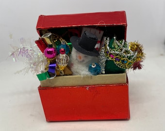 Dolls House Miniatures - 1/12th CHRISTMAS DECORATIONS TRUNK - Silver or Red