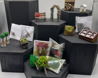 DOLLS HOUSE MINIATURES - 1/48th room in a box - garden
