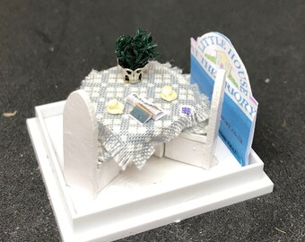 Dolls House Miniatures - Hand Painted Pretty (1/48th,1/4inch, quarter scale) Table & Chairs -