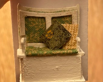 Dolls House Miniatures - Hand Painted Pretty 1/48th (1/4inch) quarter-scale Settle Seat