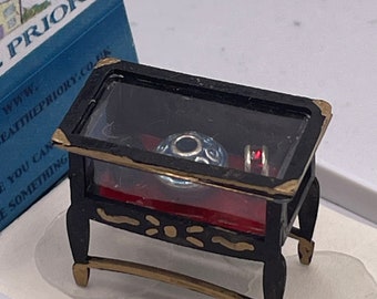 Dolls House 1/48th / 1:48 /Quarter Scale - Curio Table