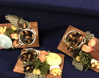 Dolls House Miniatures - 1/12th Moules & Frites Board