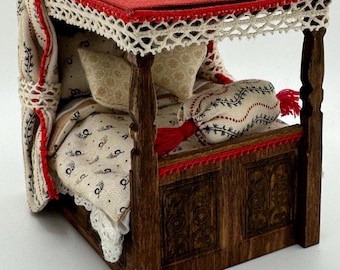 DOLLS HOUSE MINIATURES -   1/24th / 1:24th / Half Inch Scale  - four poster bed
