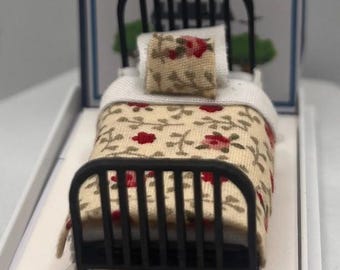 Dolls House Miniatures ( 1/48th - 1:48 - 1/4" - Quarter Inch Scale ) - Single Bed - Bonnie